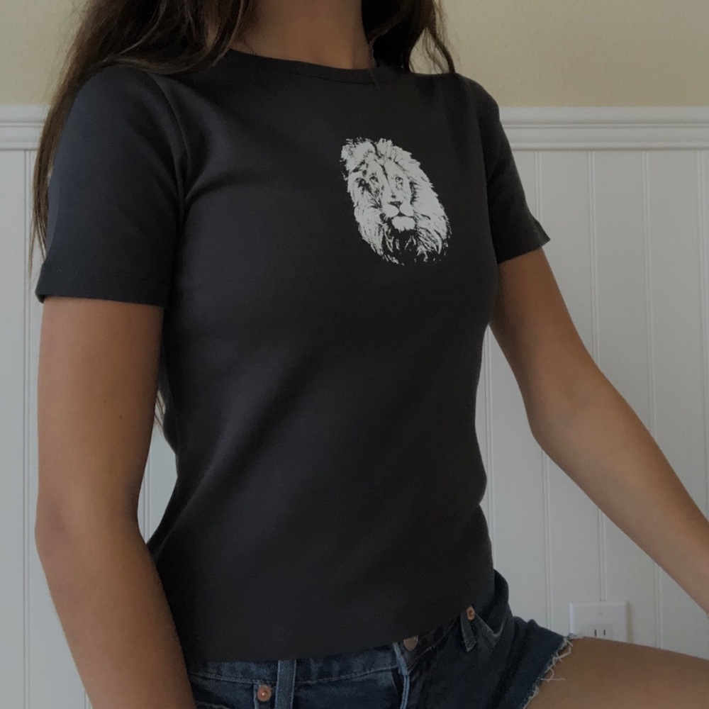 grey t with lion print!